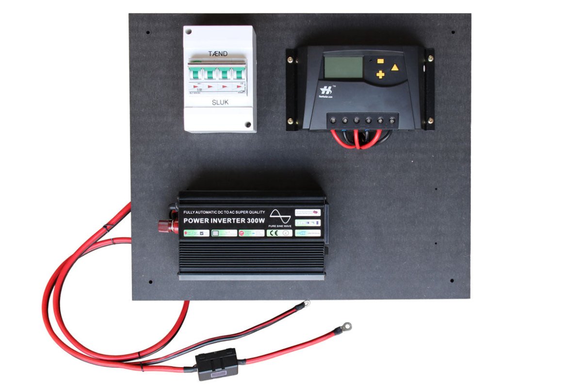 Billigt solcelleanlæg til fritidshus / kolonihavehus – 500–650 Wh daglig produktion (off‑grid) - SejlStrøm