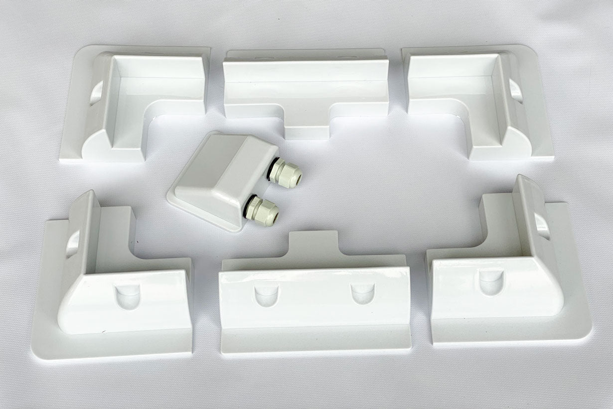 Solcellebeslag Camping – Hjørne & Midterbeslag med Kabelgennemføring - SejlStrøm