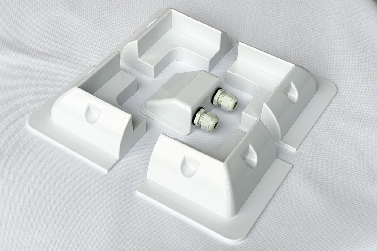 Solcellebeslag Camping – Hjørnebeslag med Kabelgennemføring - SejlStrøm