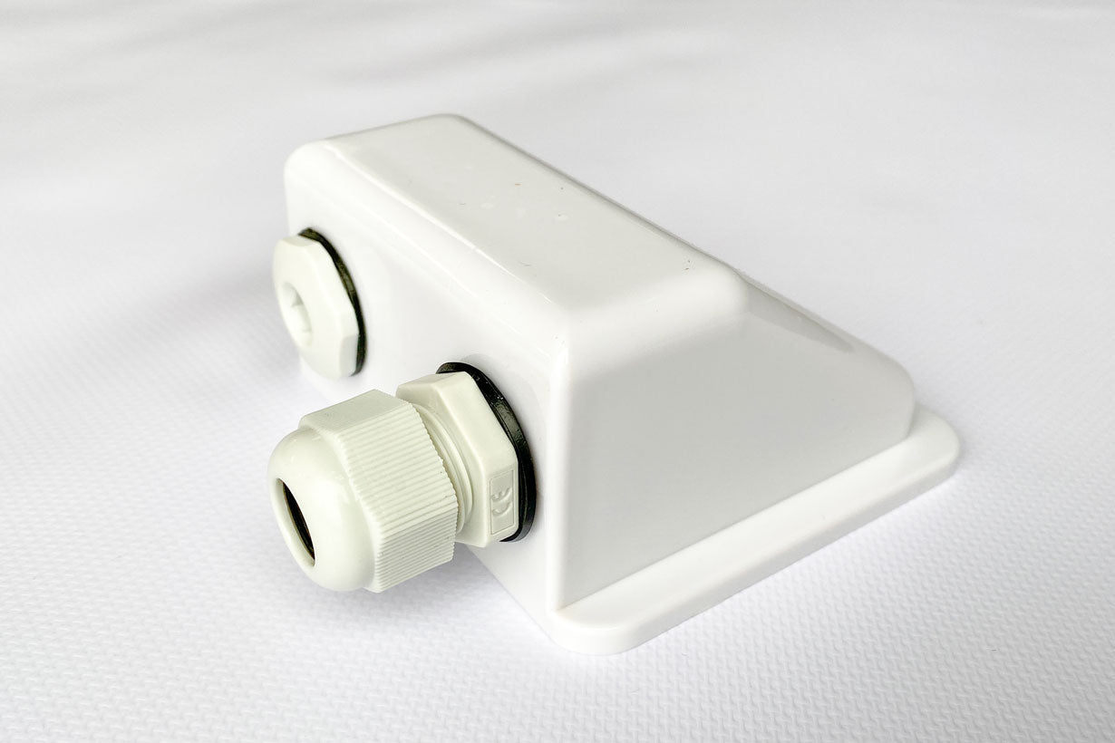 Solcellebeslag Camping – Hjørnebeslag med Kabelgennemføring - SejlStrøm