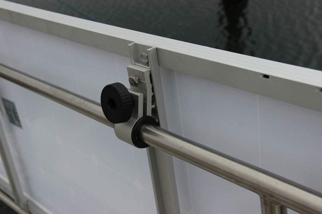 Solcellebeslag til Båd – Rælingsmontering (25 mm) - SejlStrøm